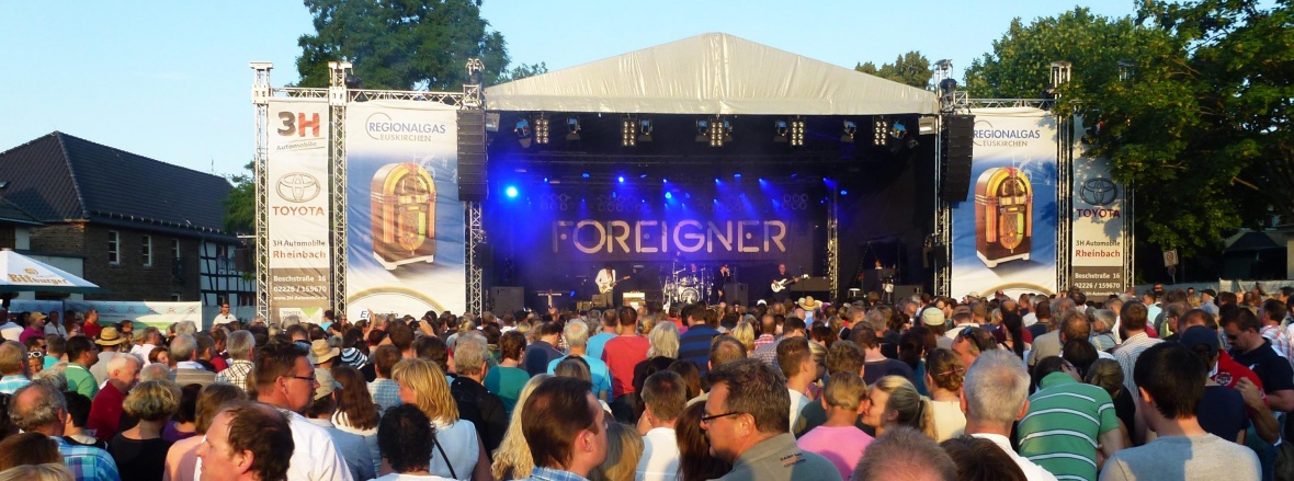 Weltbekannte-Rockbands der 60er, 70er und 80er ziehen die Rockfans aus Nah und Fern an. Weltbekannte-Rockbands der 60er, 70er und 80er ziehen die Rockfans aus Nah und Fern an.