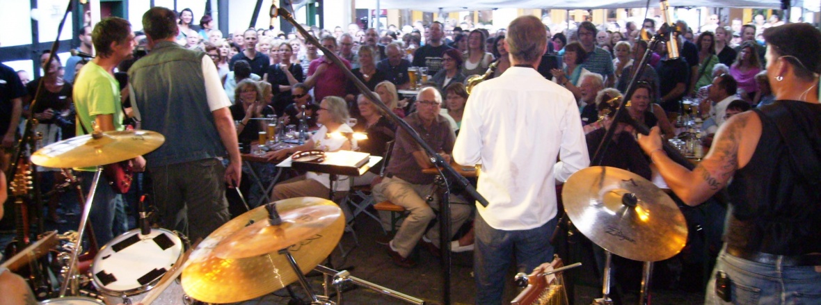 ´Kultur im Hof´ - Spitzenbands, ´Rockige´ Musik und Oldies lassen die Herzen der Fans höher schlagen. ´Kultur im Hof´ - Spitzenbands, ´Rockige´ Musik und Oldies lassen die Herzen der Fans höher schlagen.