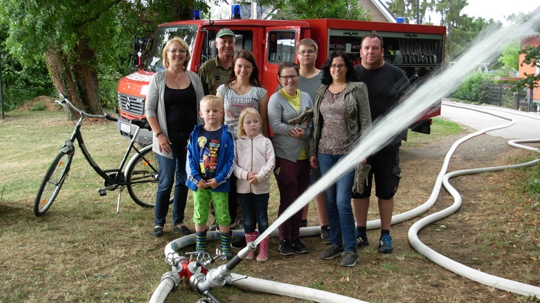 Fleißige Helfer: Von links nach rechts: Ortsvorsteherin Dagmar Specht, Landwirt Hubert Zimmer, Michel Segler, Isabel Luppus, Marcel Segler, Christina Zimmer, Guido Segler.  Nicht auf dem Foto, aber aktiv geholfen – Ralf Segler, Vater von Fin und Lara (vor